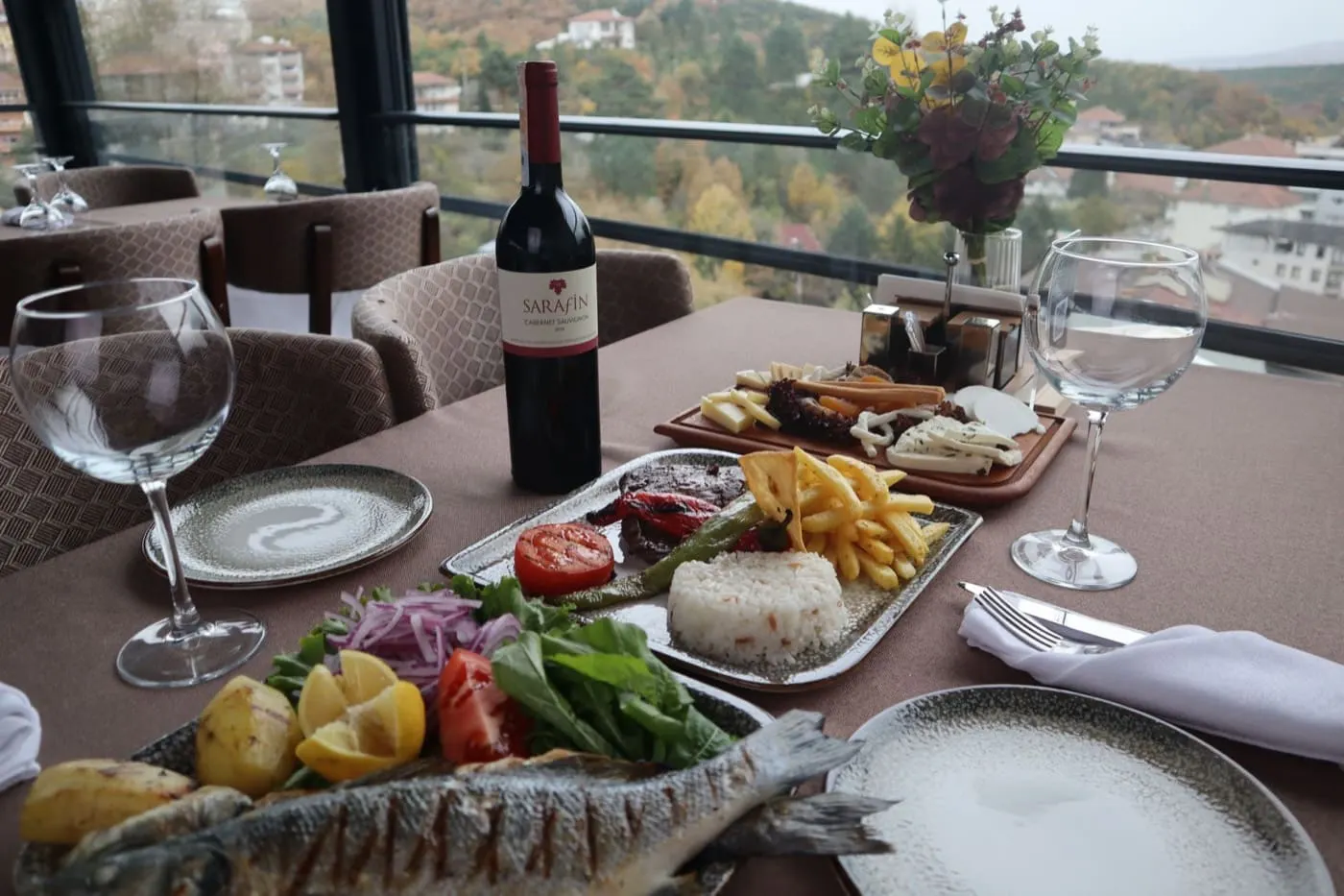 Pesce alla griglia impiattato, un altro scorcio